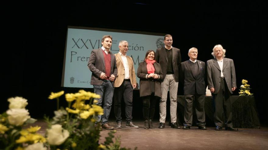 Foto de familia do acto de entrega dos Premios San Martiño a Uxía, Xosé María Lema e Manuel Pereira. // Bernabé / Cris M.V.