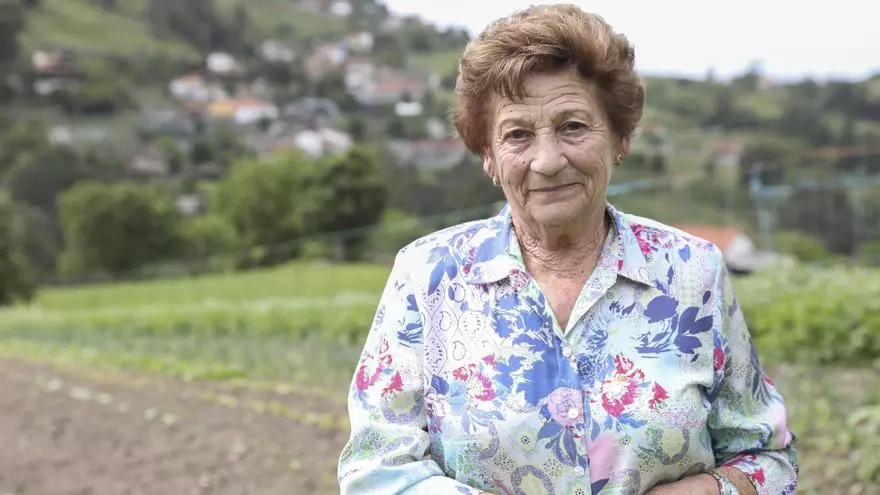 Josefina Corujo, vecina de Lavandera: "El pueblo ye muy guapo; la huerta ye mi gimnasio y soy amiga de toda la parroquia"