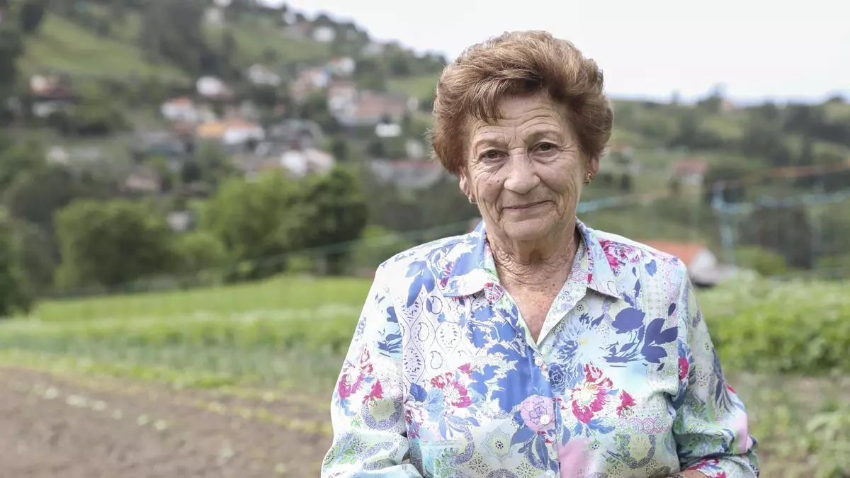 Josefina Corujo, vecina de Lavandera: "El pueblo ye muy guapo; la huerta ye mi gimnasio y soy amiga de toda la parroquia"