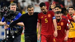 Luis Enrique habla con Busquets