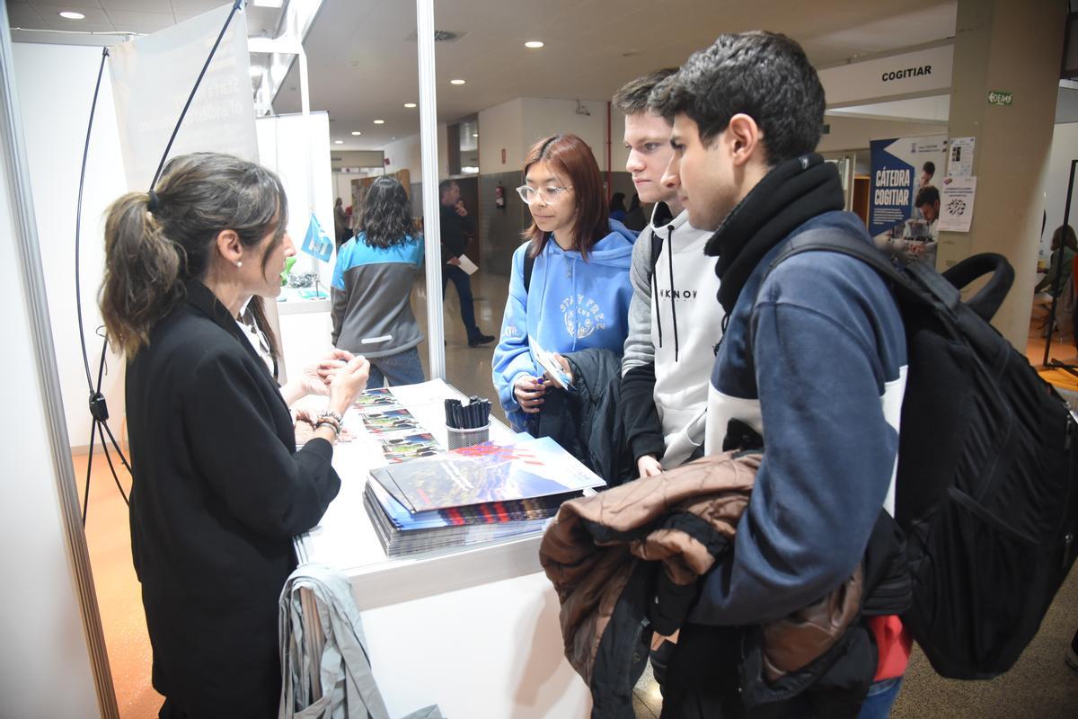 Varios estudiantes se informan en la feria Expotalent'23, este miércoles.