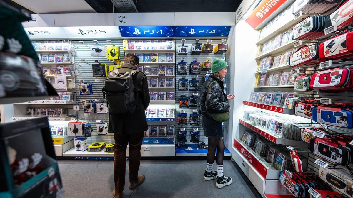 Dos clientes buscan videojuegos para comprar en un Fnac de Barcelona
