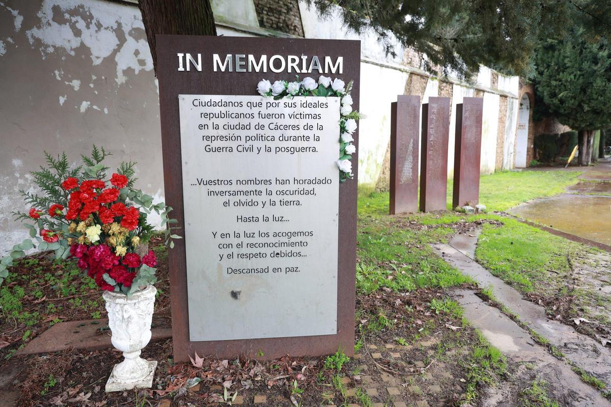 Galería | Zona en la que está el memorial a las víctimas en el cementerio de Cáceres