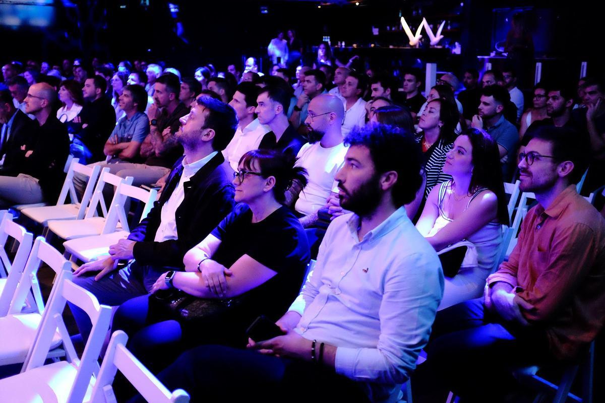 Assistents a la cimera sobre IA a la sala Wow