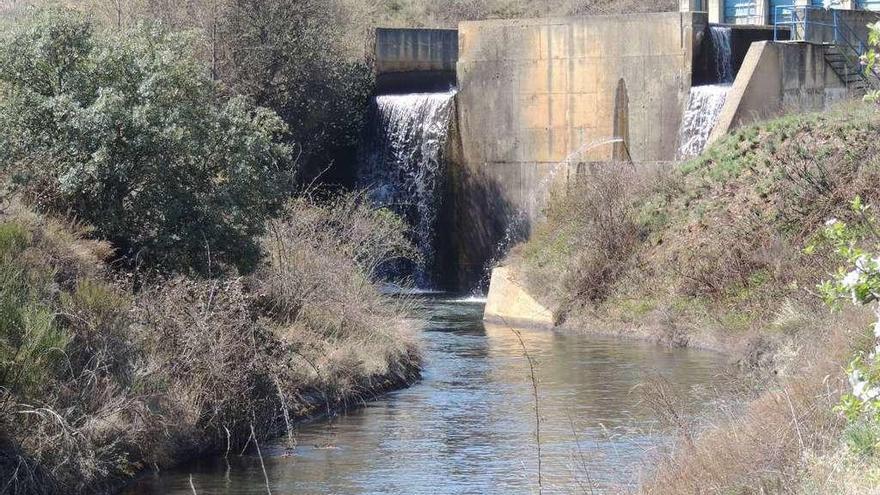 La presa de Melgar de Tera. A la derecha, un vecino de Coomonte señala los campos que ya piden agua.