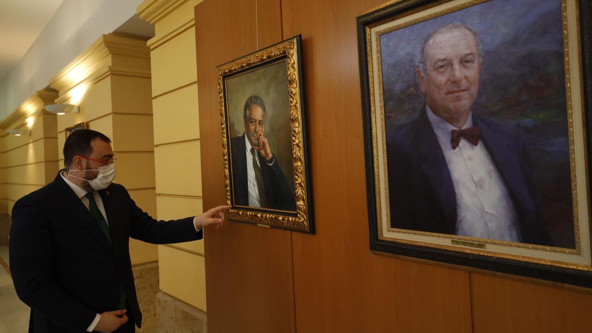 Adrián Barbón señala el retrato de Pedro de Silva en la sede de Presidencia