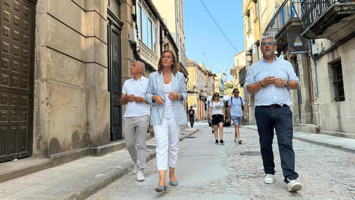 Luisa Sánchez, con Daniel Benavides y Miguel Martín, en la Rúa do Pazo, Bouzas.