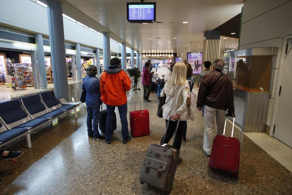 Pasajeros en el aeropuerto de Asturias.