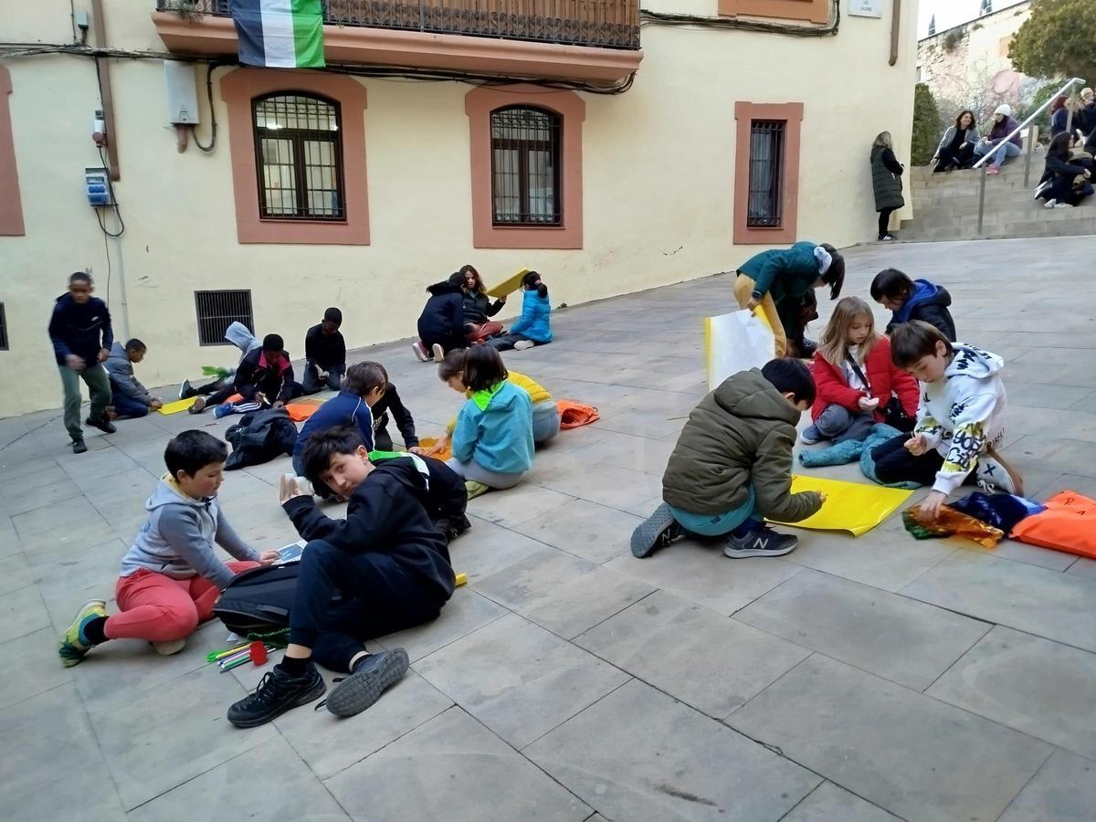 Infants en una de les activitats del Joc de Ciutat de la Llum