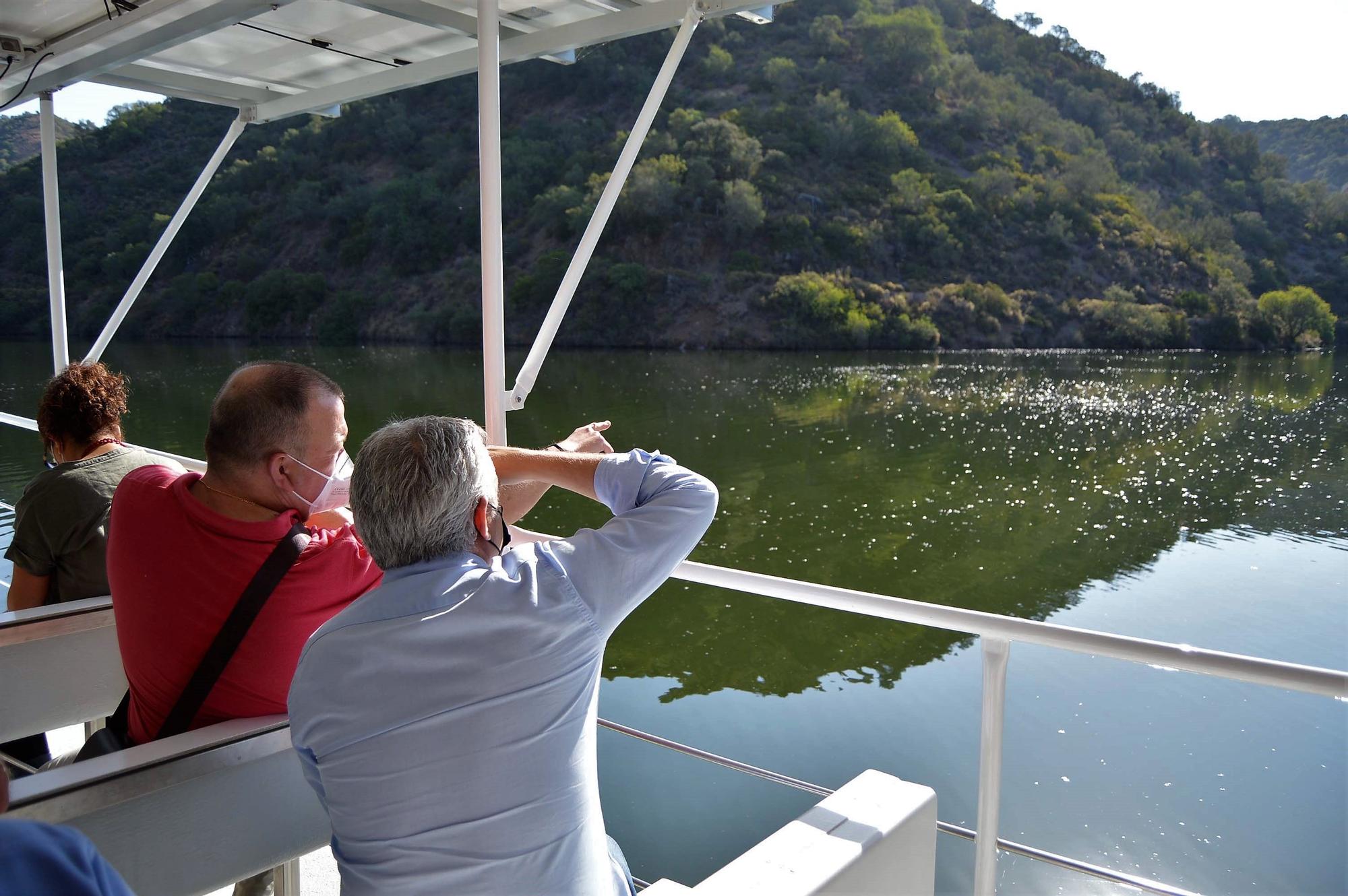 El barco solar de Hornachuelos realiza su paseo inaugural