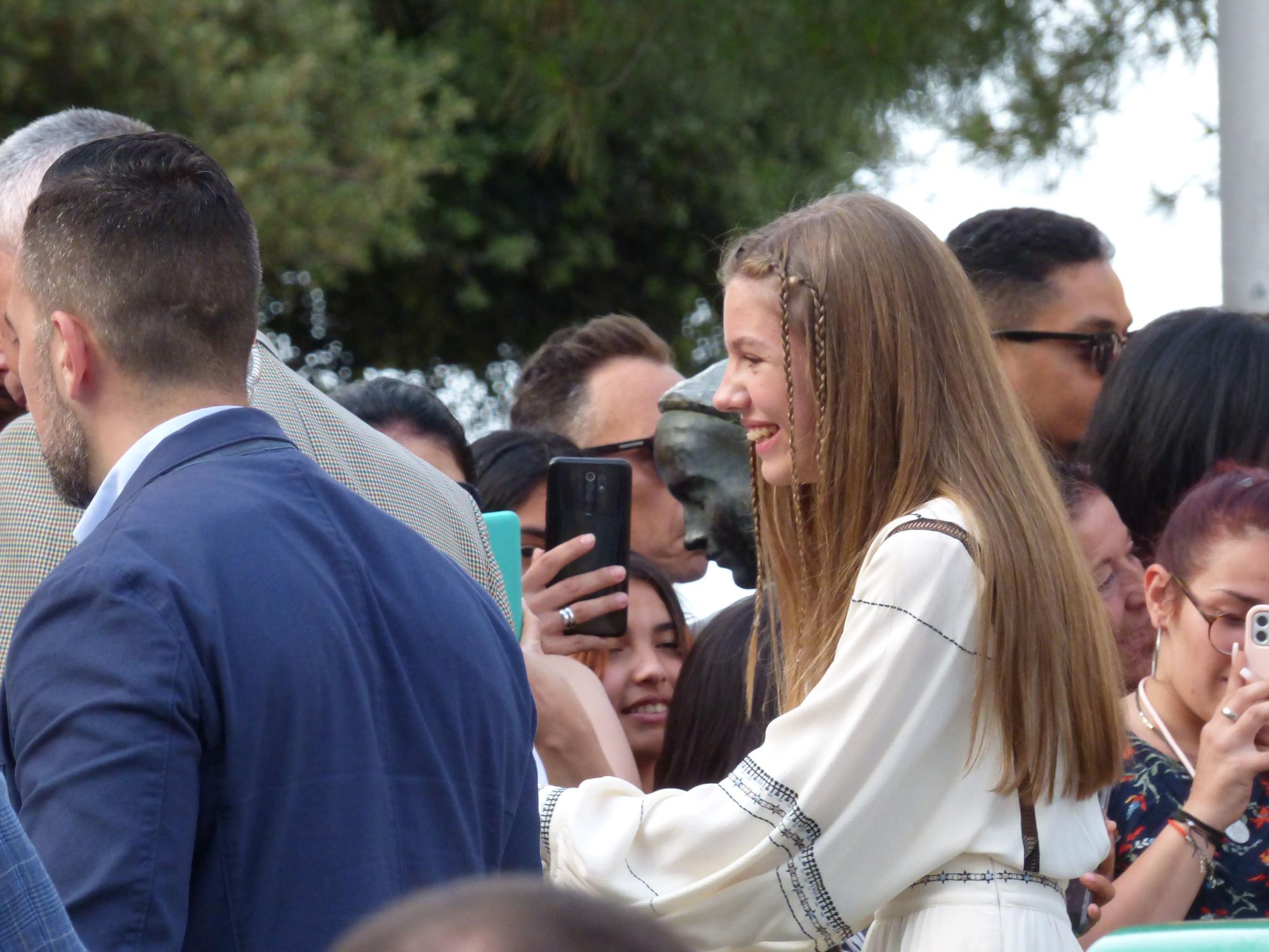 La princesa Elionor i la infanta Sofia rebudes a Figueres amb manifestants favorables i contraris