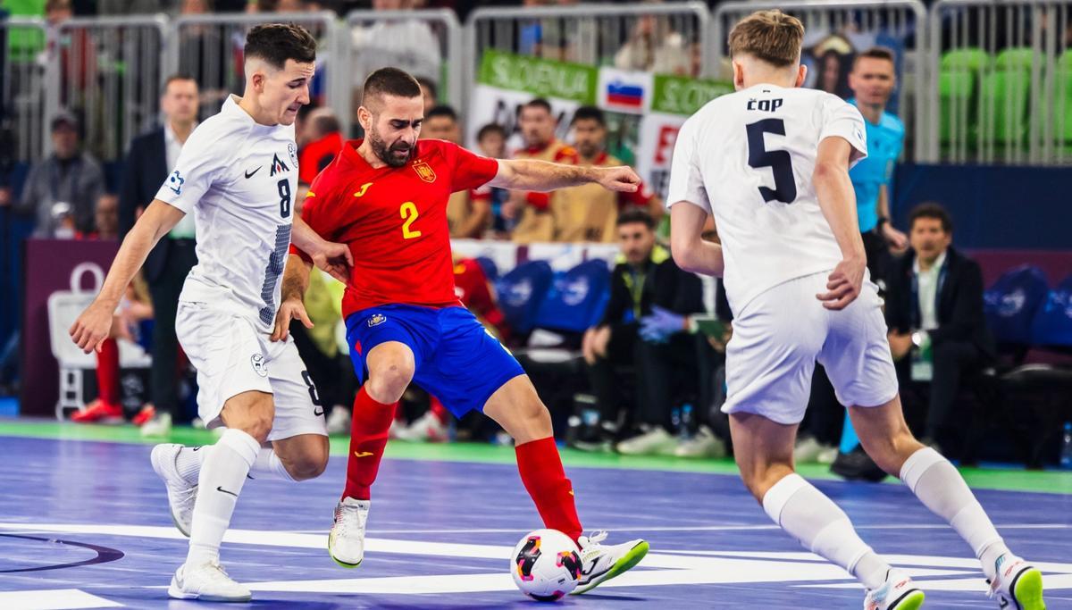 Cecilio controla el balón en un partido del Europeo.