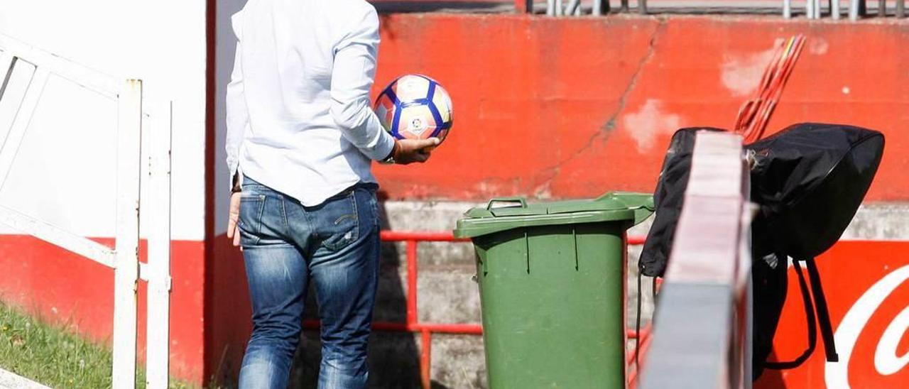 Nico Rodríguez, con un balón, en un entrenamiento del Sporting.