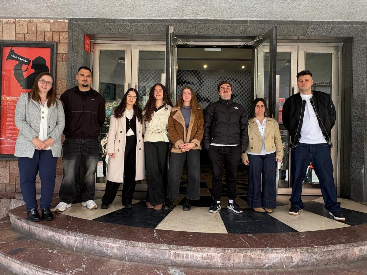 Por la izquierda, Liliana Astorga, Ramón Menéndez, Jimena López, Claudia Rodríguez, Estefanía García, David Cases, Cristina Iglesias y Damian Mateusz Michnol, en la escalinata del Cine Felgueroso de Sama