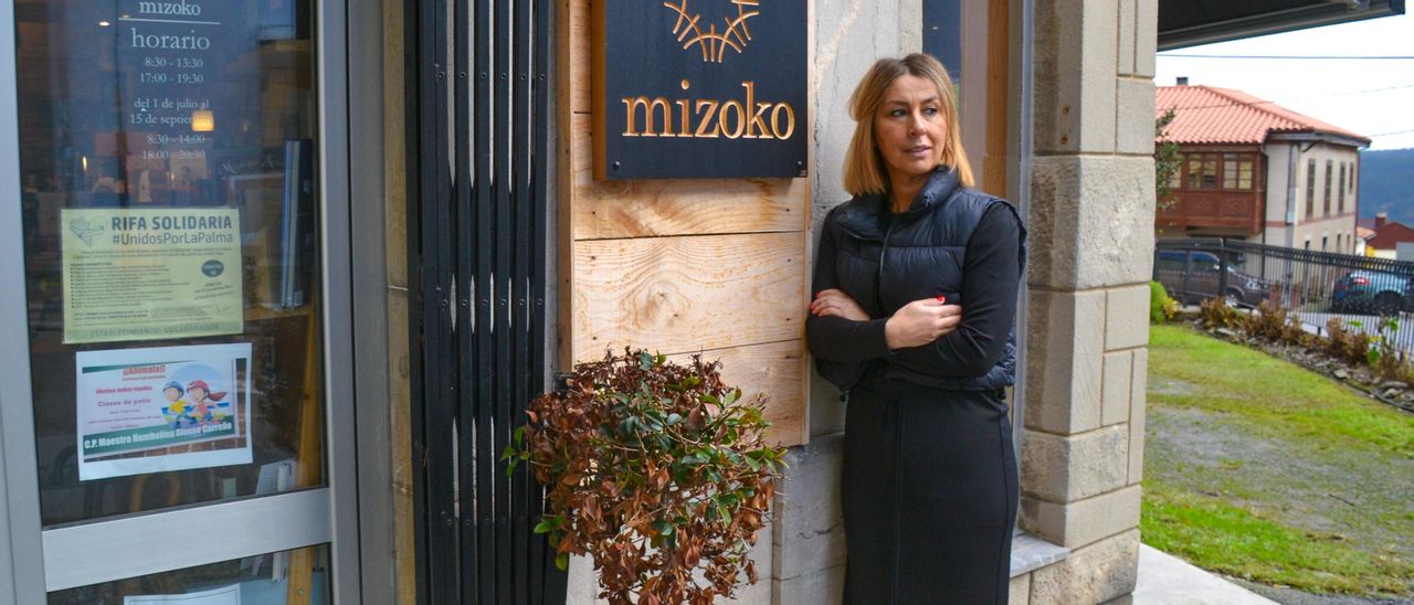 Raquel Pire a la entrada de su tienda en Muros de Nalón.
