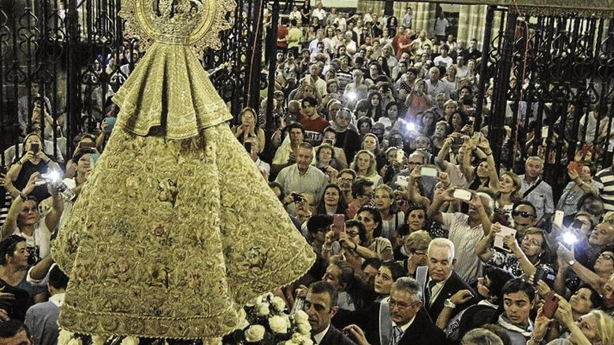 Un manto de devoción para la patrona de Extremadura