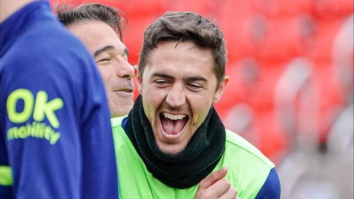 Luis García abraza a Raíllo durante un entrenamiento en Son Moix.