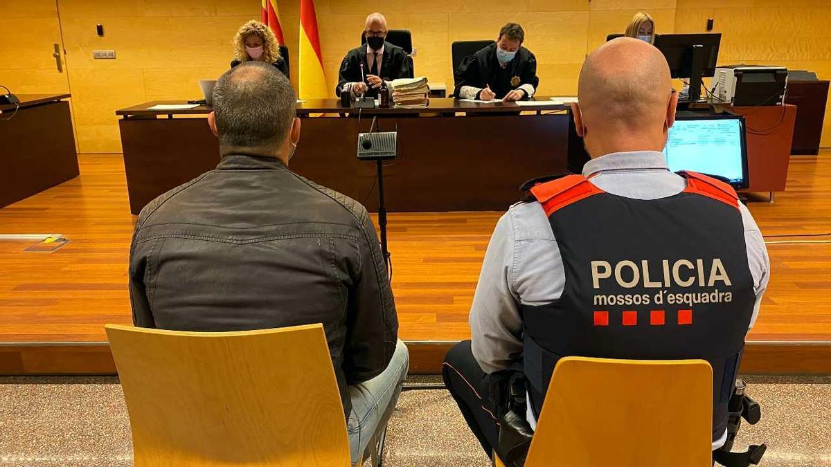 D&#039;esquenes, l&#039;acusat d&#039;intentar matar la parella a cops de pedra a Girona.