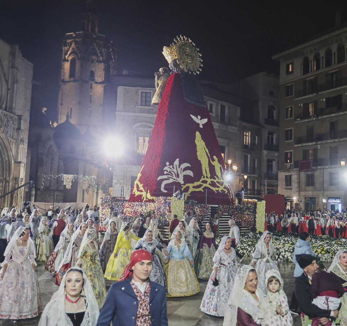 El cierre de la Ofrenda vuelve a despertar el debate sobre una tercera jornada de desfile