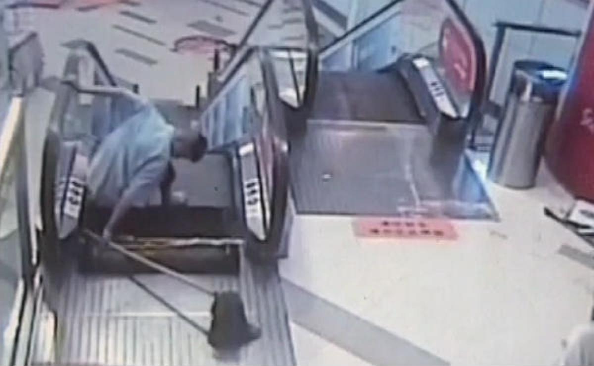 El empleado de mantenimiento de un centro comercial de Shanghái quedó atrapado cuando uno de los escalones se hundió.
