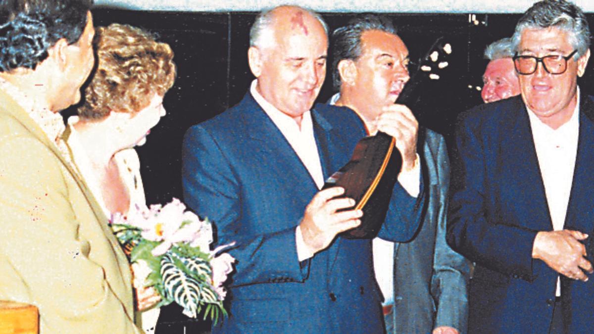 Mijail Gorbachov y su esposa, Raisa, en Lanzarote en agosto de 1992 en presencia de Agustín Torres (d), entonces Delegado del Gobierno en la isla