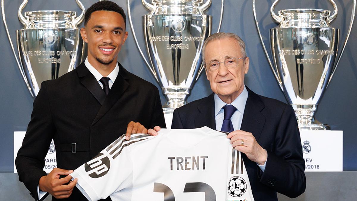 Trent Alexander-Arnold junto al presidente, Florentino Pérez, durante su presentación como nuevo jugador del Real Madrid