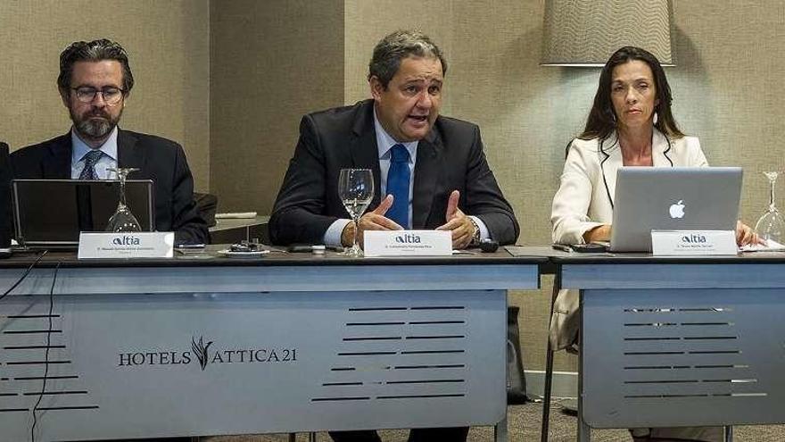 Tino Fernández, en el centro, durante la junta de accionistas.