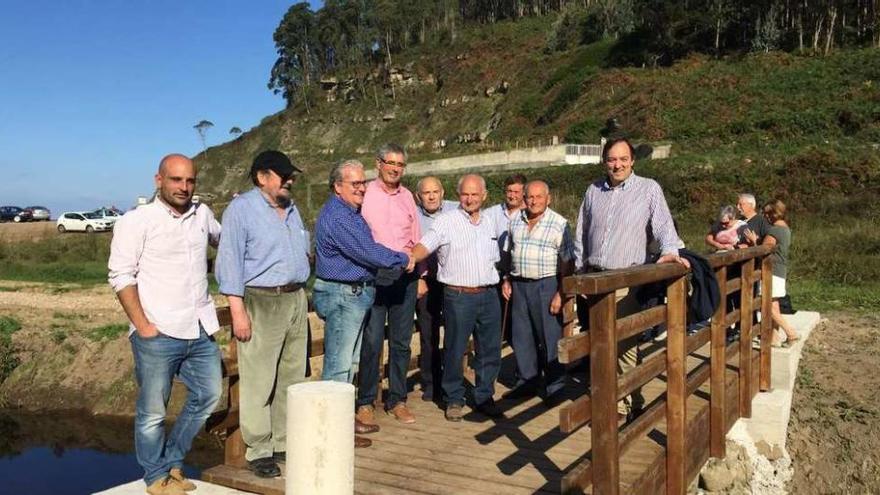 El Alcalde y los vecinos, en el puente de Merón.