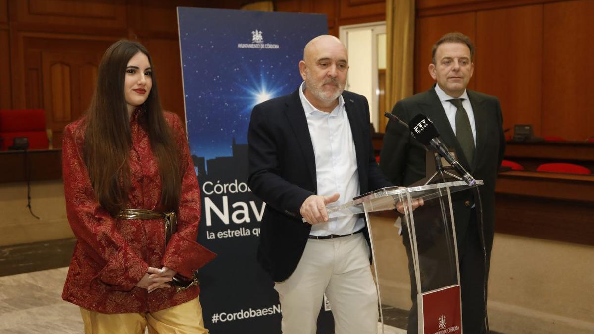 Sara Carrillo, la cartera real; Rafael Bados, de Comercio Córdoba, y el delegado de Fiestas, Julián Urbano.