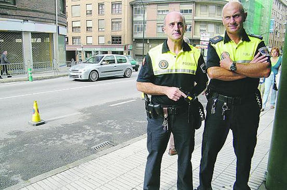 Los policías José Antonio Fernández, con una Taser, y Celestino Álvarez, ayer, en Posada.