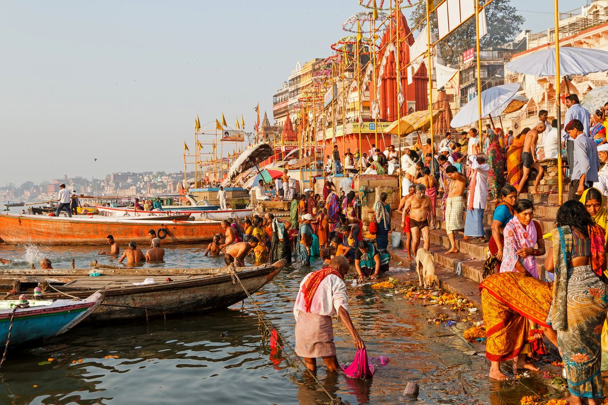 Rituales sagrados en los 'ghats' a orillas del Ganges.