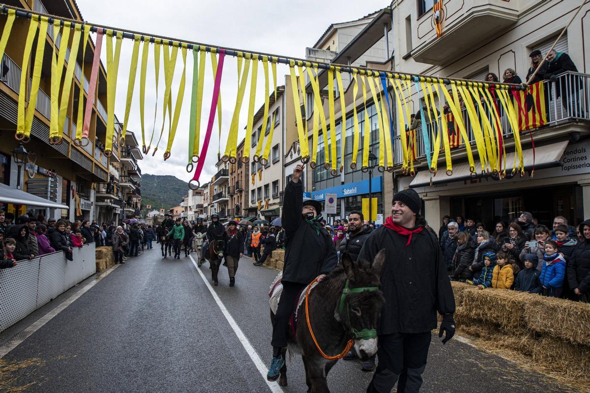 La cercavila de cavalleries i xarrets de Puig-reig s'ha celebrat amb normalitat tot i la pluja La cercavila de cavalleries i xarrets de Puig-reig s'ha celebrat amb normalitat tot i la pluja