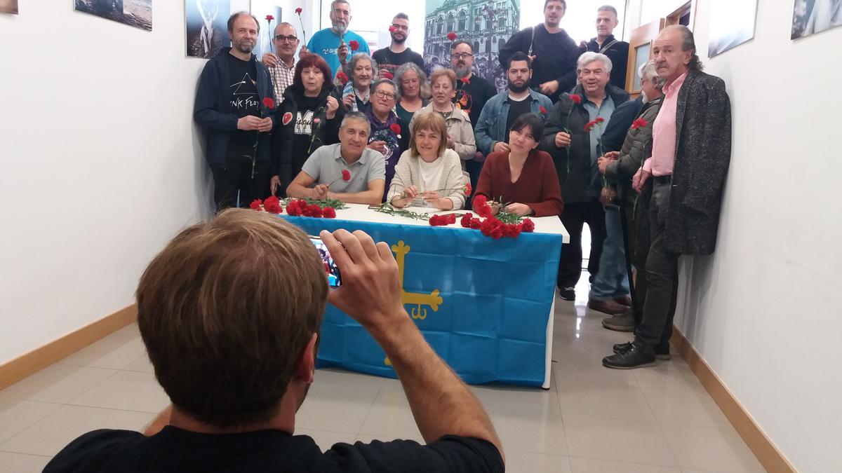 El diputado Daniel Ripa fotografía a los encerrados en la sede de Podemos en Gijón. En la mesa, Covadonga Tomé, entre Xune Elipe y Laura Tuero.