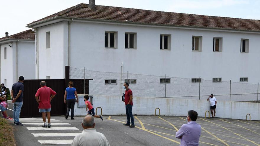 Padres esperan la salida de los alumnos en el CEIP Magaláns de Sanxenxo, en el que se registró un positivo.