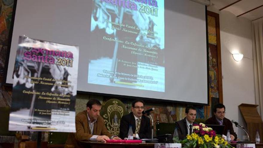 Un momento de la presentación del cartel .A la derecha, Franciso José Rebordinos y Juan Carlos de la Mata Guerra.