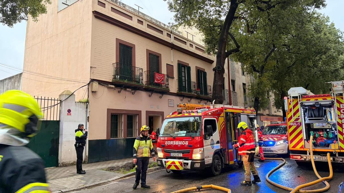 Dispositivo de emergencias por el incendio de Triana.
