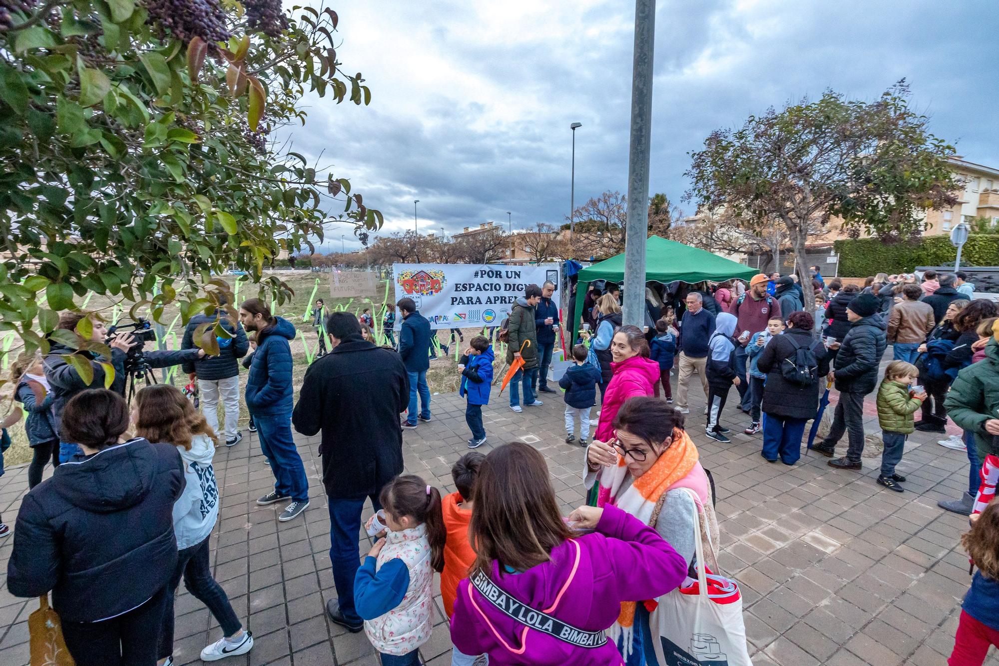 Chocolatada reivindicativa por la construcción del Colegio Almadraba en Alicante