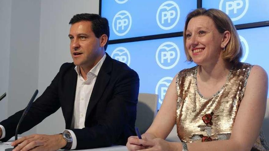 Raúl de la Hoz e Isabel Blanco en sede popular.