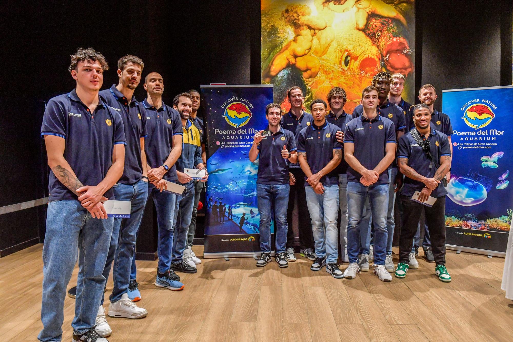 Los jugadores del CB Gran Canaria visitan el acuario Poema del Mar