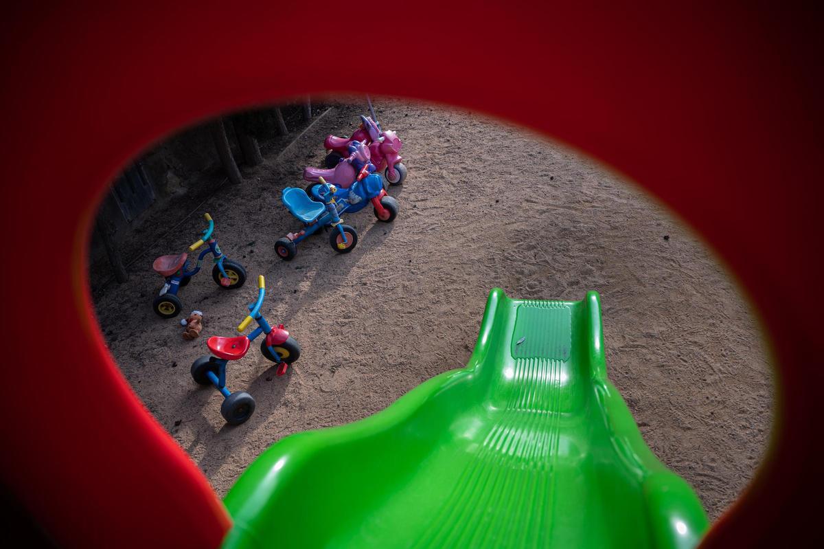Tobogán en el patio de una escuela catalana.