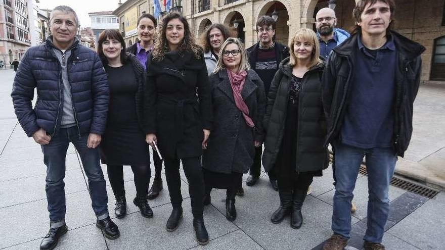 Tania González, en el centro, rodeada de militantes de Podemos, en El Parche.