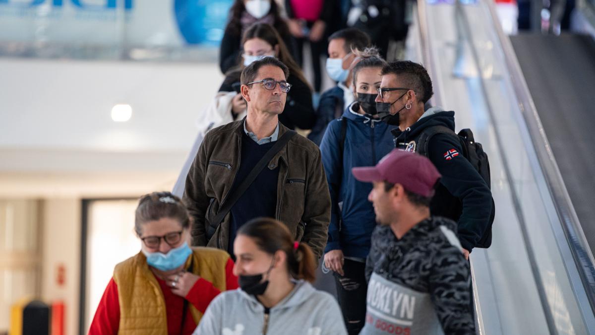 Primer día sin mascarillas en interiores