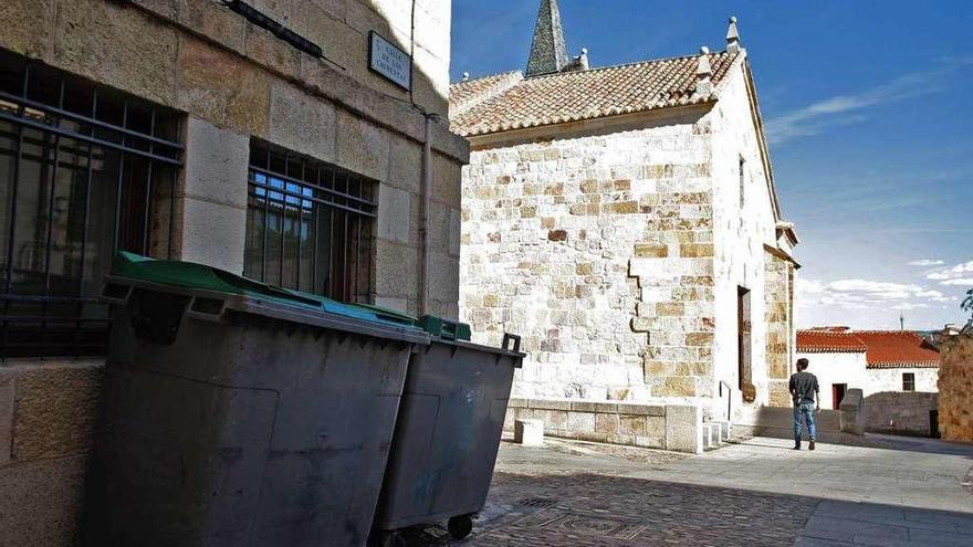 Contenedores de basura junto a la iglesia de San Cipriano.