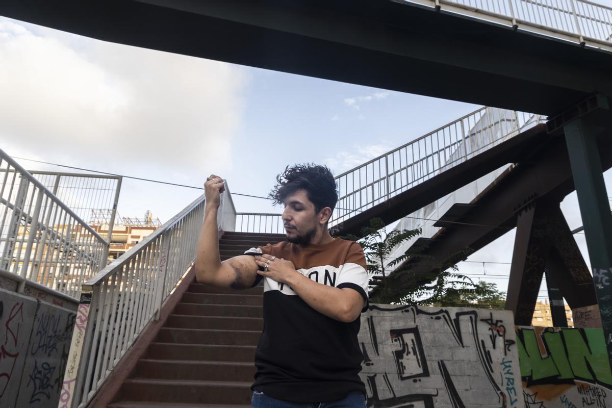 Valencia. Rafa fue agredido en una nueva agresion homofoba en la pasarela en las vias entre Malilla e Iturbi