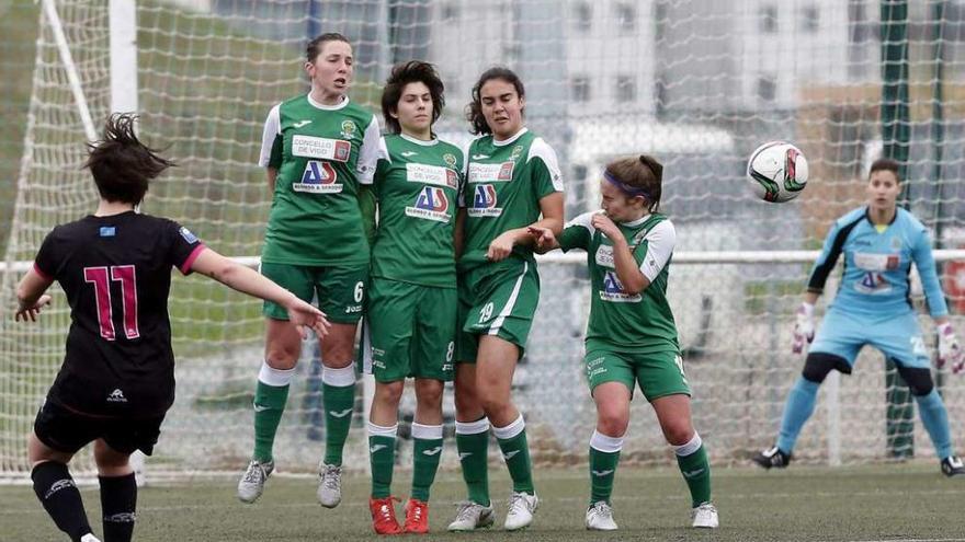 Las jugadoras de El Olivo defienden una jugada a balón parado durante un partido de esta temporada en el Pahíño de Navia. // Marta G. Brea