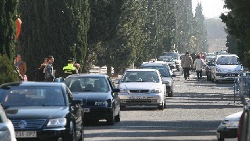 Tráfico denso en los accesos al cementerio