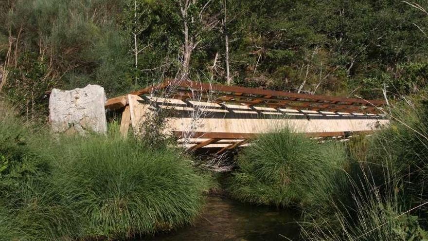 El puente está desplomado sobre el cauce del Deza desde diciembre.