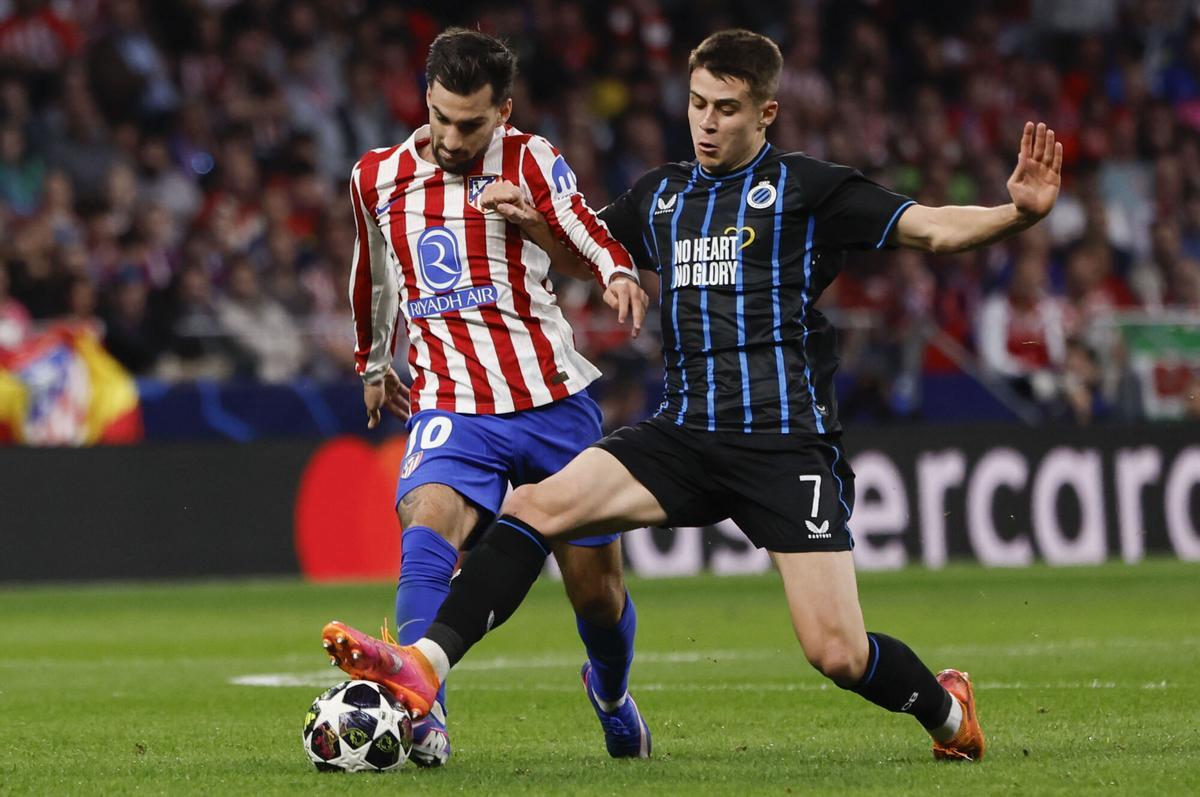 Nicoló Tresoldi pelea un balón con Alex Baena.