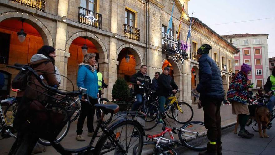 Paseo en bici por una ciudad sostenible