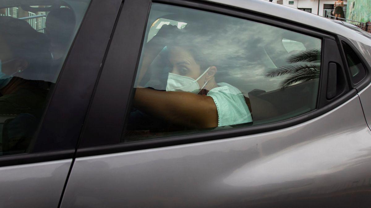 Onalia Bueno, en primer término, durante el traslado por agentes de la Guardia Civil.